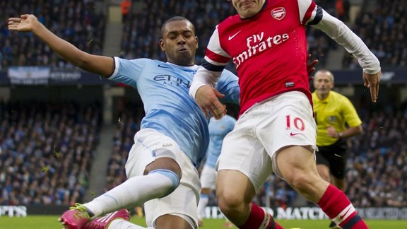 Manchester City s Fernandinho and Arsenal Jack Wilshere 