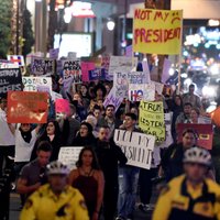 Митинг против Трампа. На улицу вышли мэр города и звезды шоу-бизнеса