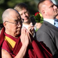 Dombrovskis ciena Dalailamu, tomēr pieturas pie 'vienas Ķīnas' politikas