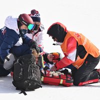 Milzu slaloma sacensību laikā kritušajai amerikāņu slēpotājai konstatēti kājas lūzumi