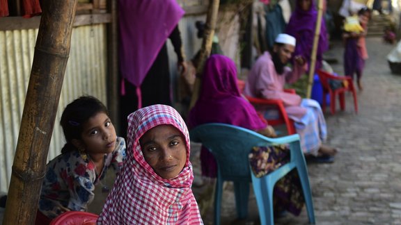 No vardarbības Mjanmā uz Bangladešu aizbēdzis 21 000 rohingju