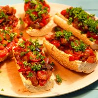 Baklažānu un tomātu crostini