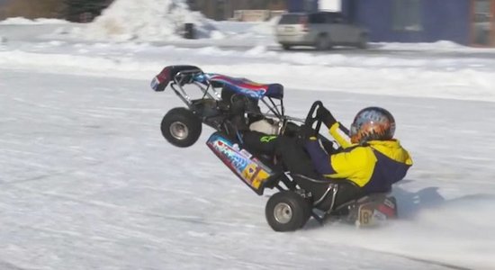 Video: Jelgavā superbaiks izaicina kartingu 'paraut ratā' uz ledus