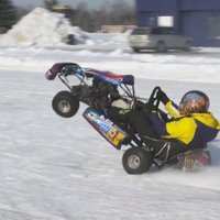 Video: Jelgavā superbaiks izaicina kartingu 'paraut ratā' uz ledus