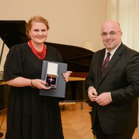 Lolita Tomsone saņem Vācijas ordeni 'Par nopelniem'