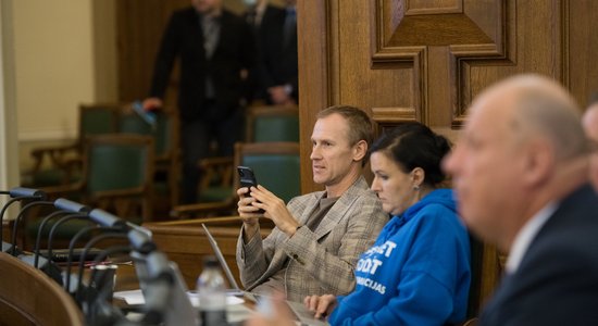 Parlaments soda Gobzemu, izslēdzot no vēl sešām Saeimas sēdēm