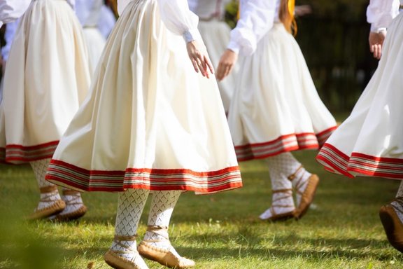 Mirstam, nedzimstam, izbraucam – ko darīt? Publiskajai apspriešanai nodod demogrāfijas plānu