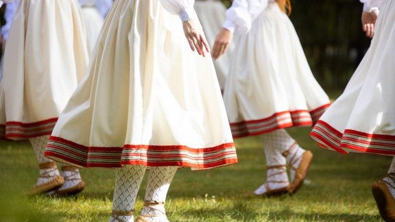 dziesmu un deju svētki, dejotāji, pastalas, abrenes tautastērps, deju kolektīvs, dejotāji, brunči