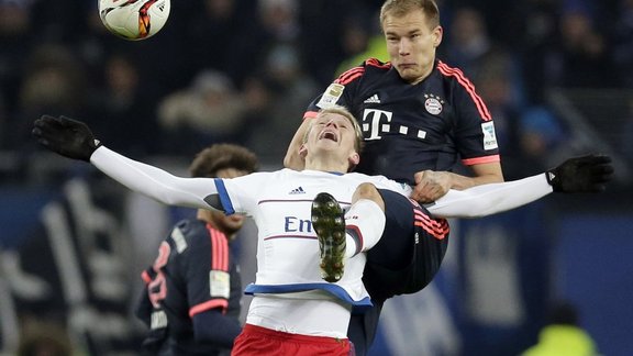 Bayern s Holger Badstuber, right, and Hamburg s Artjoms Rudnevs