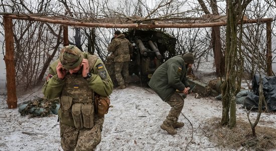 Ukrainas pozīcijas jāstiprina kaujas laukā un pie sarunu galda, spriež Braže