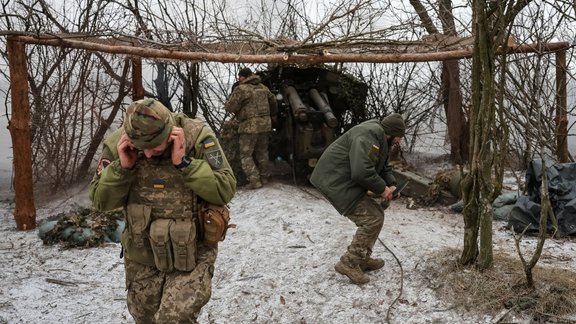 Ukrainas pozīcijas jāstiprina kaujas laukā un pie sarunu galda, spriež Braže