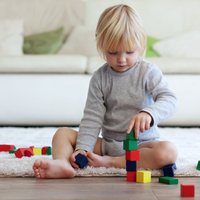 Jautājums un atbilde: kā iedrošināt pusotrgadnieku spēlēties patstāvīgi