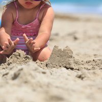 Bērna pirkstiņu nodarbināšanai – idejas rotaļām ar smiltīm