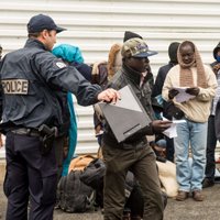 Francijas policija Parīzē un Kalē likvidē nelegālo imigrantu nometnes