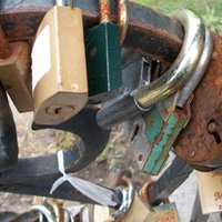 Kāzinieku atslēgas no Gaujas tilta var saņemt pie būvniekiem