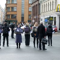 Fotoreportāža: akcijā aicina izbeigt kažokzvēru audzēšanu