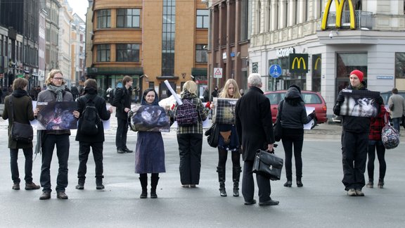 Pie Brīvības pieminekļa akcijā aicina sabiedrību parakstīties par kažokzvēru audzēšanas izbeigšanu - 14