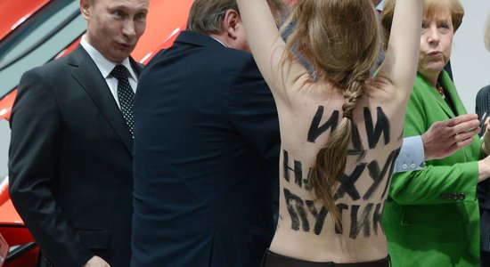 Puskailās FEMEN meitenes uzklūp Putinam