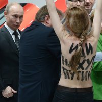 Puskailās FEMEN meitenes uzklūp Putinam