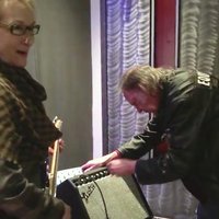Video: Kā Merila Strīpa mācījās spēlēt ģitāru pie Nila Janga