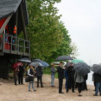 Foto: Rīgas kungi lietū pārbauda Lucavsalas peldvietas gatavību atpūtas sezonai