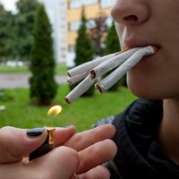 Rīgā Zinību dienā smēķēšanā pieķerti 16 nepilngadīgie; kāds jaunietis 1,3 promiļu alkohola reibumā hospitalizēts