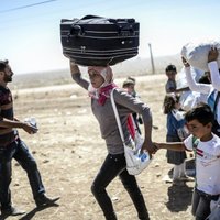 Foto: Turcijā ierodas tūkstošiem Sīrijas kurdu bēgļu