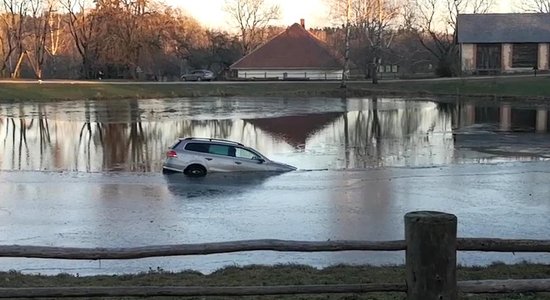 Video: Turaidas muzejrezervāta dīķī iebraukusi automašīna