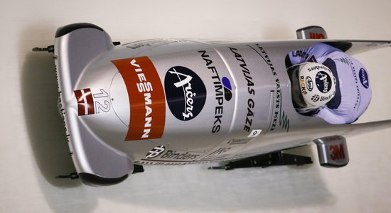 Divas Latvijas bobsleja ekipāžas PČ sensacionāli labāko trijniekā pēc pirmās dienas