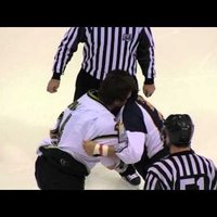Video: Hokejisti pēc kautiņa draudzīgi apskaujas