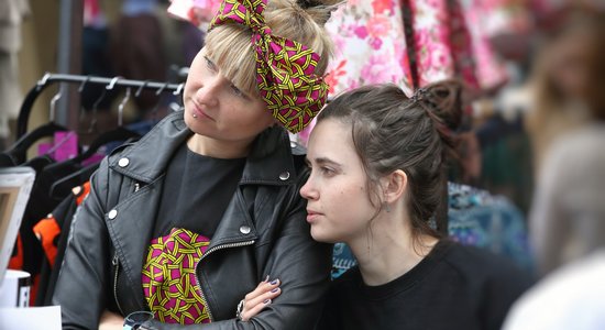 Foto: Smukumlietas un cilvēki Kalnciema kvartāla modes un dizaina tirdziņā