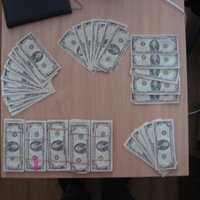 В Риге и Юрмале задержаны фальшивомонетчики: изъяты доллары