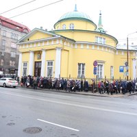 Foto: Ļaudis Rīgā atvadās no populārā satīriķa Mihaila Zadornova