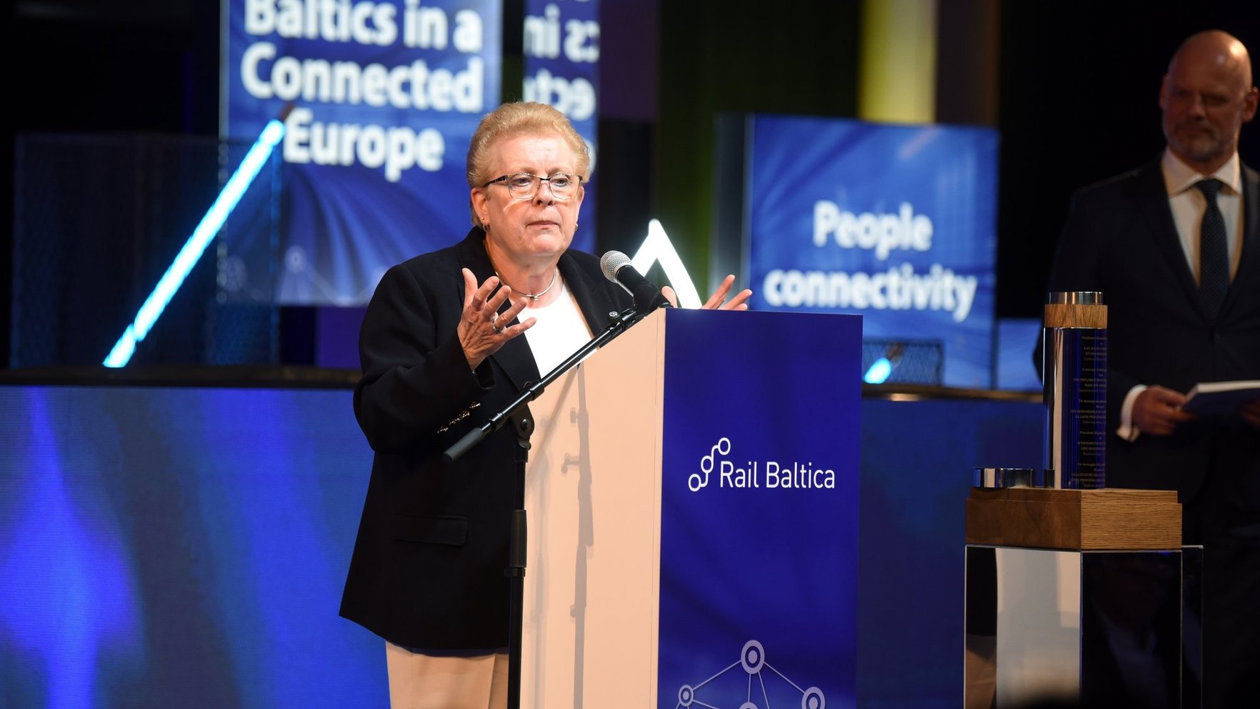 EK pārstāve: apturēt "Rail Baltica" projektu nebūtu pamatoti, bet valdībai jāstrādā aktīvāk