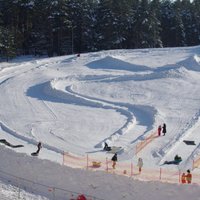Atklāts Rīgas sniega parks ar kameršļūkšanas trasēm