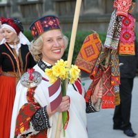 Foto: 4. maija svinības Rīgā krāšņo gājiens 'Uzvelc tautas tērpu par godu Latvijai'