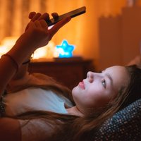 "Залипшие" в экранах. Как ЕС планирует лечить подростковую зависимость от смартфонов