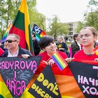 ФОТО: Лига геев Литвы провела пикет перед российским посольством