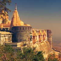 Palitanas tempļi Indijā – sirreāla svētvieta kalna virsotnē