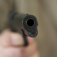 Jaunietim par draudēšanu ar neīstu pistoli Nīderlandes televīzijā piespriež cietumsodu