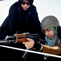 Foto: Parandžā un ar ieročiem - Irānas brīvprātīgie apgūst kaujas iemaņas