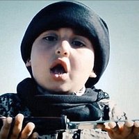 'Daesh' turpina šausmināt – sešgadnieks piedalās galvu griešanā