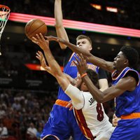 Porziņģim 22 punkti 'Knicks' revanšā 'Heat'