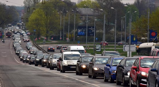 Slēgtā Deglava tilta apkārtnē un citviet pilsētā veidojas sastrēgumi