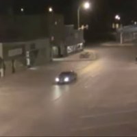 Video: NLO nolaupa pa ielu braucošu auto