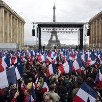 Foto: Francijas ielās iziet Fijona atbalstītāji un pretinieki