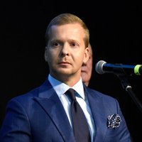 Депутат Росликов: Ушаков продолжает руководить фракцией из Брюсселя