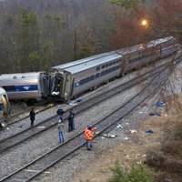 Foto: Vilcienu sadursmē ASV vismaz divi bojāgājušie un 70 cietušie
