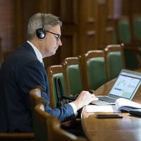 Saeima atbalsta prezidenta algas iesaldēšanu; budžeta debates turpinās trešdien. Teksta tiešraides arhīvs