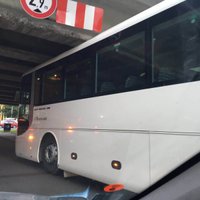 Foto: Zem Vanšu tilta iestrēdzis autobuss